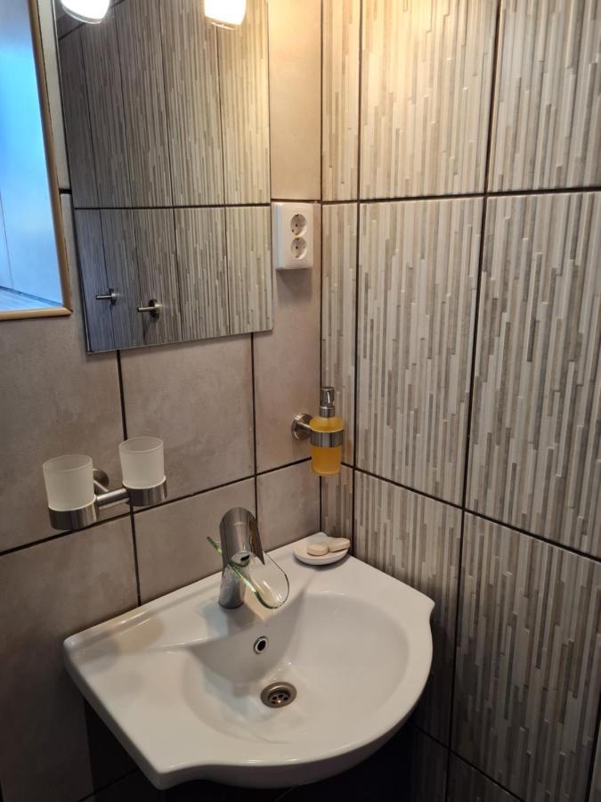 Anna Bella Apartman Gyula Bagian luar foto